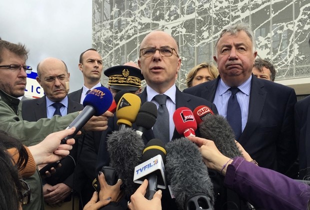 Bộ trưởng Nội vụ Pháp Bernard Cazeneuve trả lời báo chí xung quanh vụ việc Marseille. Ảnh: Internet.