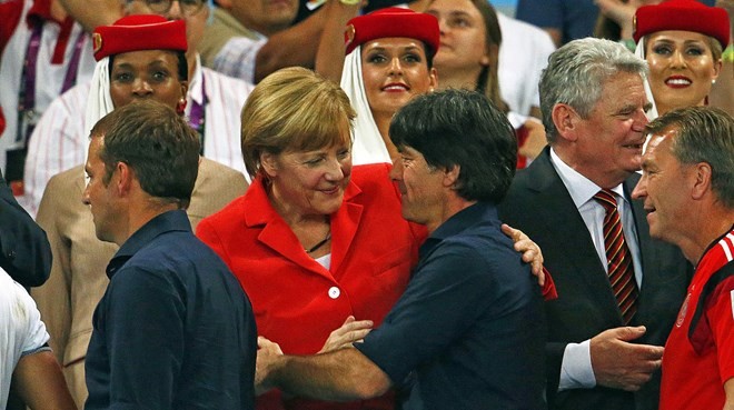 Bà Merkel chúc mừng tuyển Đức sau khi giành chức vô địch World Cup 2014. Ảnh: Internet.