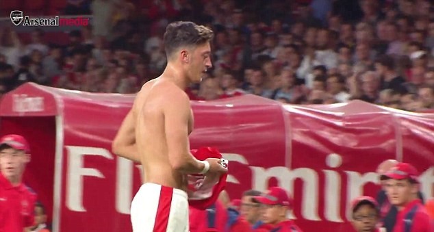 Mesut-Ozil-tang-ao-cho-fa