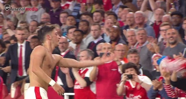 Mesut-Ozil-tang-ao-cho-fa