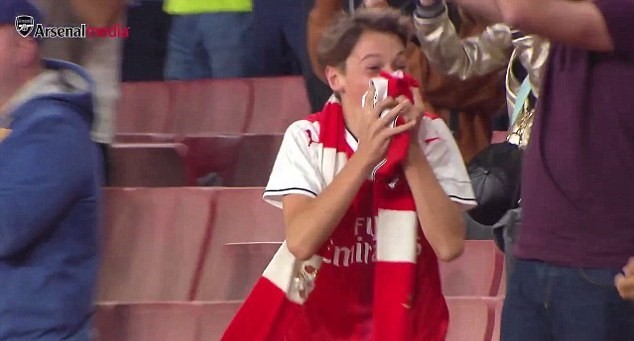 Mesut-Ozil-tang-ao-cho-fa