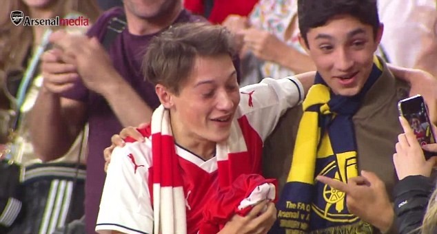 Mesut-Ozil-tang-ao-cho-fa
