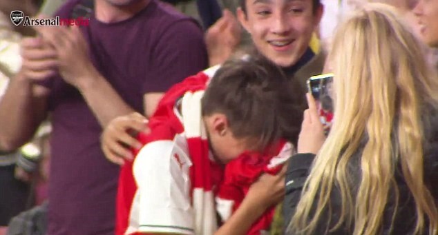 Mesut-Ozil-tang-ao-cho-fa