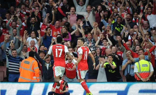 Mesut-Ozil-tang-ao-cho-fa