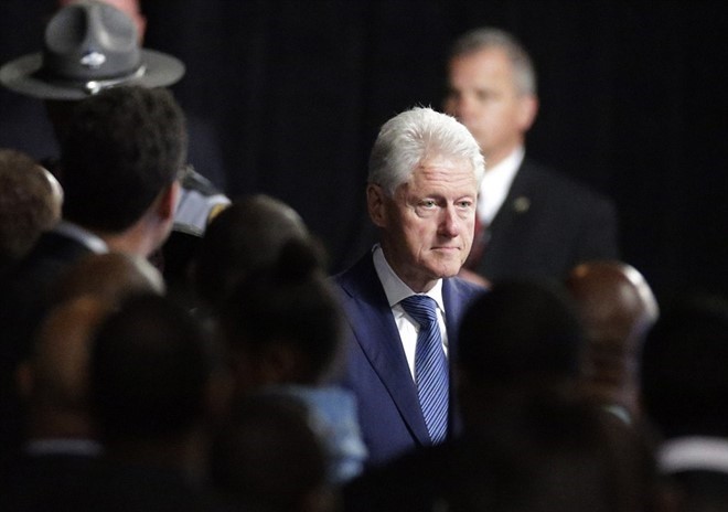 Cựu Tổng thống Mỹ Bill Clinton cũng hiện diện để đưa tiễn huyền thoại quyền Anh qua đời hôm 3/6 ở tuổi 74. Ngoài ra, tổng thống đương nhiệm Barack Obama cũng gửi lời tri ân đến Muhammad Ali và gọi ông là 