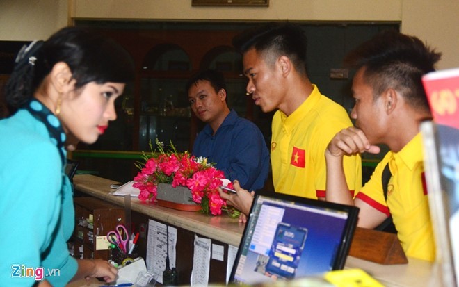     Các cầu thủ nhanh chóng làm thủ tục nhận phòng, đa số được xếp ở tầng 7 của khách sạn.