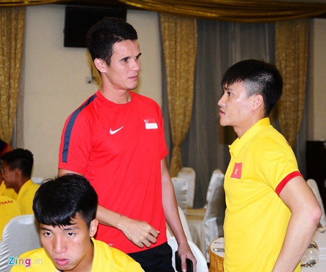     Công Vinh trò chuyện cùng Baihakki Khaizan, trung vệ của tuyển Singapore. Cả hai từng nhiều lần gặp nhau ở AFF Cup.
