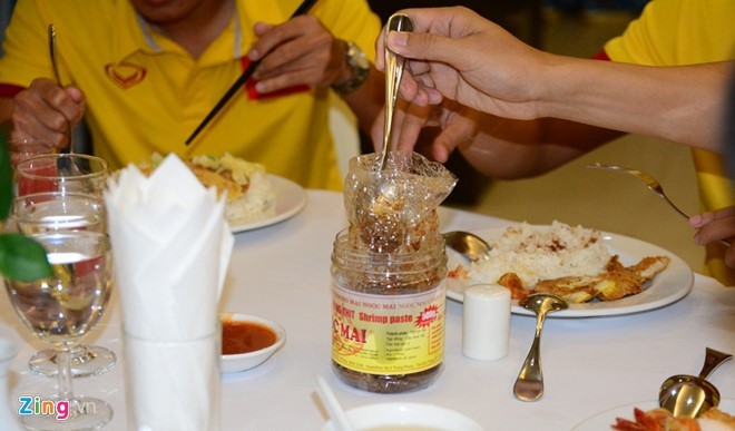     Lo sợ đồ ăn không hợp khẩu vị, các cầu thủ mang mắm, gia vị, đồ ăn từ VN sang.