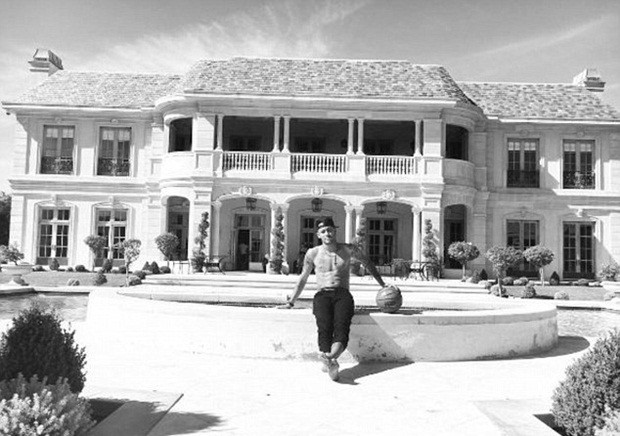 Trên trang Instagram, tiền đạo Neymar đăng bức ảnh chụp ngồi ở khuôn viên của một biệt thự thuộc khu Beverly Hills. Ảnh: Internet.