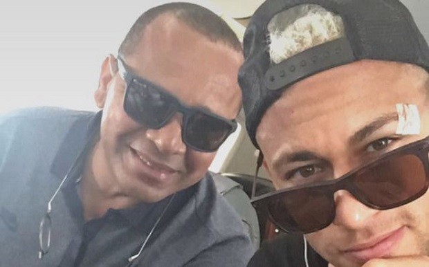 neymar-junto-padre-camino-barcelona-1475862464238-1475862976701