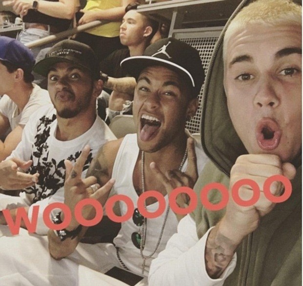 Anh cùng nam ca sĩ Bieber và tay đua Lewis Hamilton có mặt trên khán đài sân Rose Bowl trong trận ĐT Brazil gặp ĐT Ecuador ở bảng B Copa America. Ảnh: Internet.