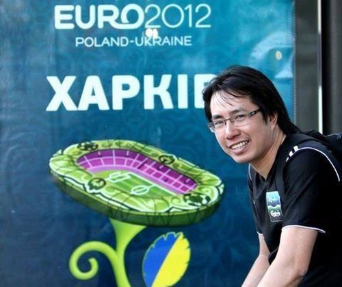 Nhà báo Anh Ngọc đưa tin ở sự kiện Euro 2012. Ảnh: Internet.