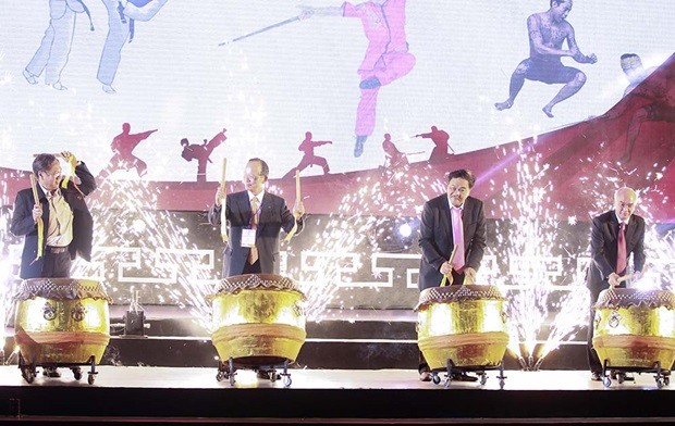 Khoảnh khắc đánh trống khai mạc Liên hoan Võ thuật Quốc tế TP.HCM 2016. Từ trái qua phải: Ông Mai Bá Hùng – PGĐ Sở Văn hóa – Thể thao TP.HCM, Ông Chung Wha Tae – CT Hiệp hội Võ thuật Thế giới, TS. Trần Quí Thanh – TGĐ Tập đoàn Tân Hiệp Phát, Ông Phan Nguyễn Như Khuê – GĐ Sở Văn hóa – Thể thao TP.HCM.