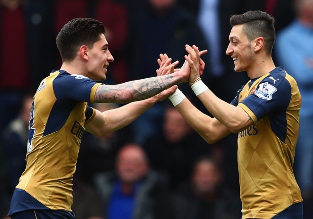 Oezil bị đàn em Bellerin vượt mặt. Ảnh: Internet.