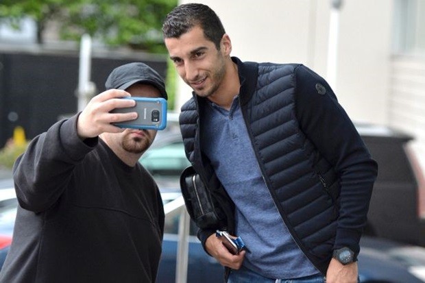 PAY-Jose-Mourinho-and-new-signings-outside-the-Lowry-Hotel
