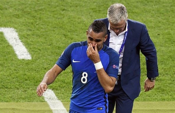 Payet đã khóc khi rời sân. Đó là cảm xúc của một sự sung sướng và hạnh phúc. Ảnh: Internet.