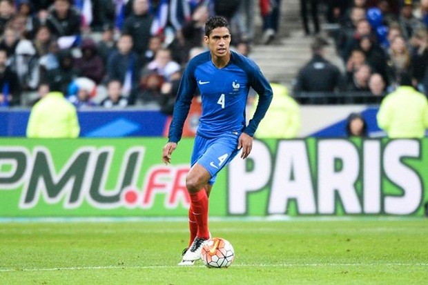 Varane không thể tham dự EURO 2016 là tổn thất cực lớn với đội tuyển Pháp. Ảnh: Internet.