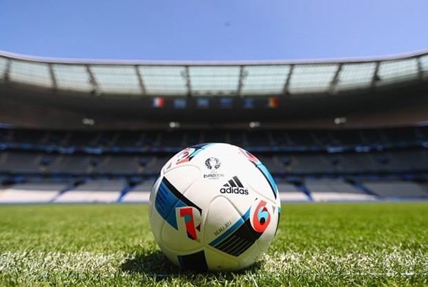 Đây không chỉ là ngày hội bóng đá, mà còn trở thành đại tiệc âm nhạc lớn của bóng đá châu Âu. Ảnh: Internet.