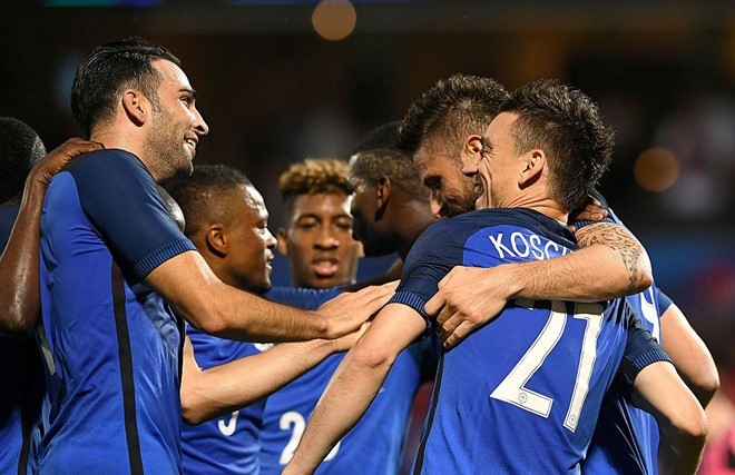 Các cầu thủ Les Bleus đang cùng nhìn về một hướng. Ảnh: Internet.