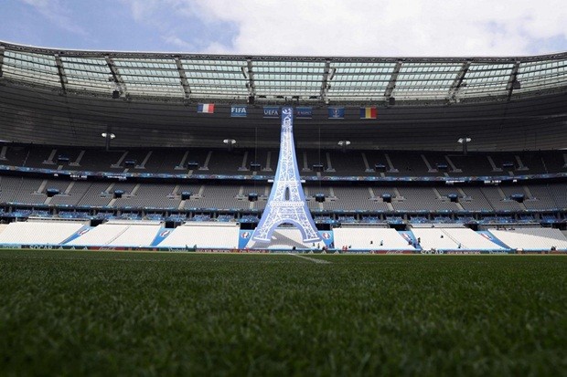 Trước lễ khai mại EURO 2016, một buổi hòa nhạc dưới chân tháp Eiffel sẽ được tổ chức. Sẽ có khoảng 80.000 khán giả đến xem bữa tiệc âm nhạc với sự tham gia của các nghệ sỹ hàng đầu thế giới như will.i.am, Enrique Iglesias, Ariana Grande, Christophe Mae, Louane, Florent Pagny, Kendji Girac, Soprano và tất nhiên là DJ David Guetta, đại sứ âm nhạc tại EURO 2016. Ảnh: Internet.