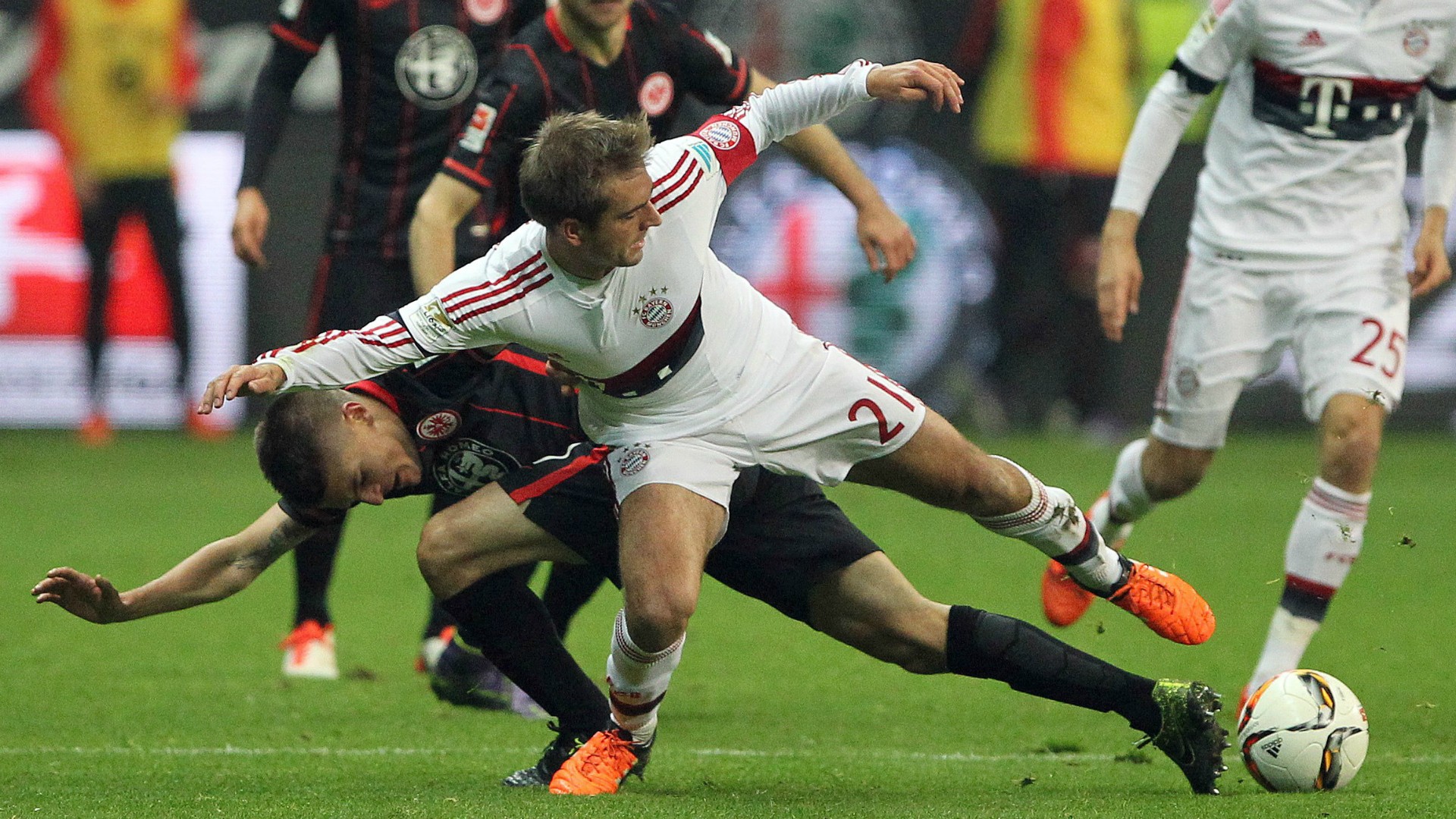 philipp-lahm-eintracht-frankfurt-bayern-munchen-bundesliga-30102015_1bomp5tyb1bh419bdejatbepew