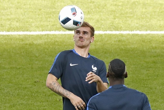 Antoine Griezmann thoải mái biểu diễn kỹ thuật trên sân tập. Tiền đạo đang thi đấu cho Atletico Madrid là niềm hy vọng số một của đội tuyển Pháp trong việc xé toang mành lưới của Romania. Ảnh: Internet.