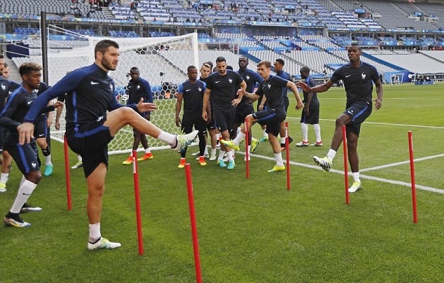 HLV Deschamp để Pogba và các đồng đội tập nhẹ đề phòng những chấn thương không đáng có. Ảnh: Internet.