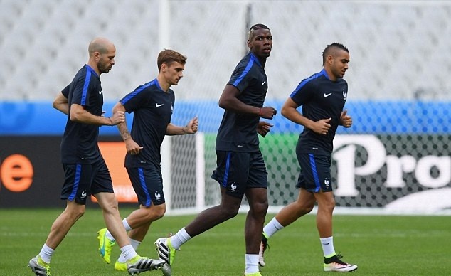 Pogba thu hút sự chú ý của NHM và báo giới khi trình làng kiểu tóc mới siêu chất. Ảnh: Internet.