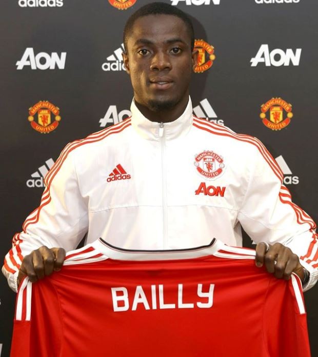 Eric Bailly: Eric Bailly là tân binh đầu tiên của Jose Mourinho tại Man United. Như những cầu thủ châu Phi khác, cựu cầu thủ Villarreal rất mạnh mẽ, có lối chơi không ngại va chạm. Bailly gây ấn tượng mạnh ở khoản phá bóng, cắt bóng lẫn tắc bóng. Dù thi đấu rất xông xáo, nhưng Bailly giữ vị trí khá tốt.