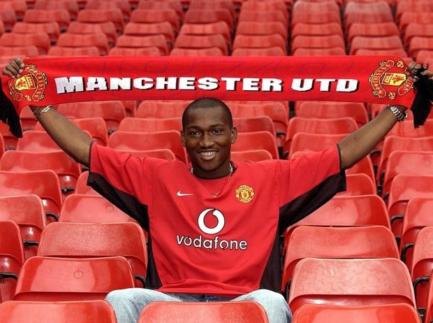 Eric Djemba-Djemba: Djemba đã được Sir Alex mua về với giá 3,5 triệu bảng để thay thế cho Roy Keane. Lối chơi bạo lực của Djemba bị HLV Arsene Wenger mô tả là 