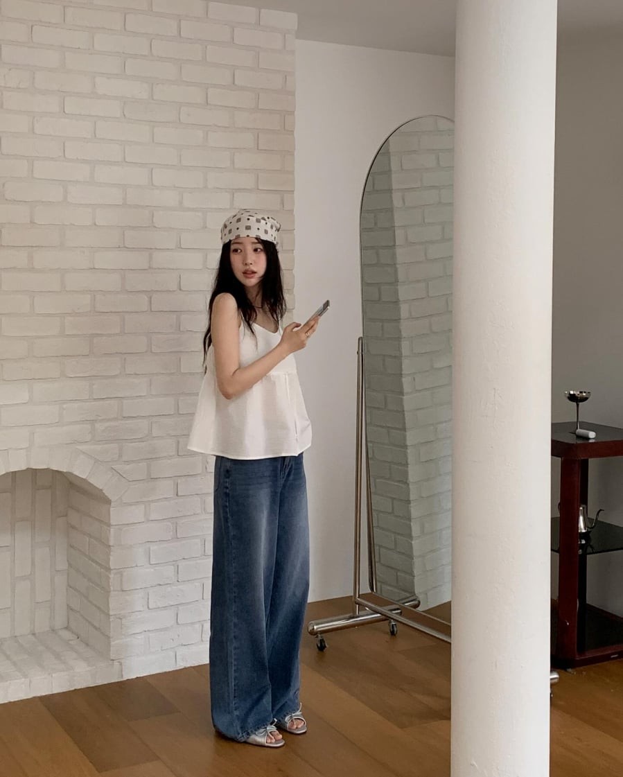 Trong những ngày nắng nóng cao điểm, áo hai dây là lựa chọn lý tưởng khi phối cùng quần jeans ống rộng.