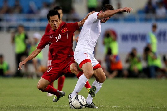 Văn Quyết (trái) chơi xông xáo và ghi bàn ấn định tỉ số ở trận thắng Syria 2-0 vào tối 31-5. Ảnh: Hải Anh.