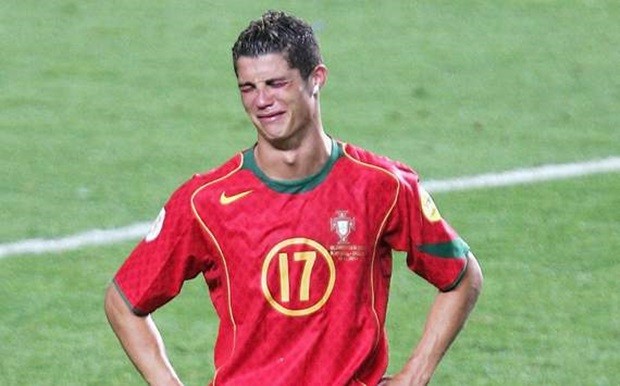 Ronaldo khóc như một đứa trẻ tại EURO 2004. Ảnh: Internet.