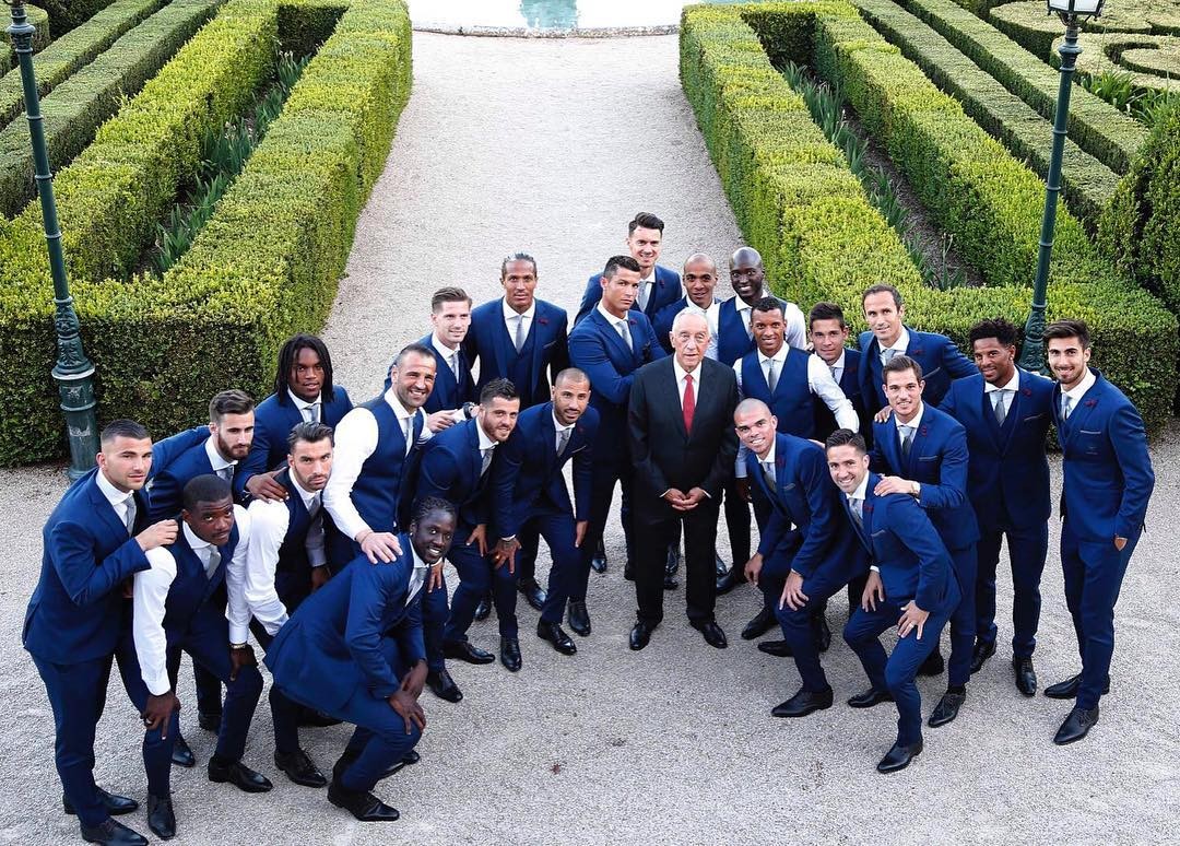 Cristiano Ronaldo và đội tuyển Bồ Đào Nha chụp ảnh chung cùng tổng thống Marcelo Rebelo de Sousa. Ảnh: Internet.
