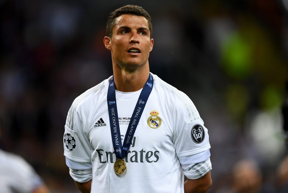 ronaldo-vuot-mat-messi