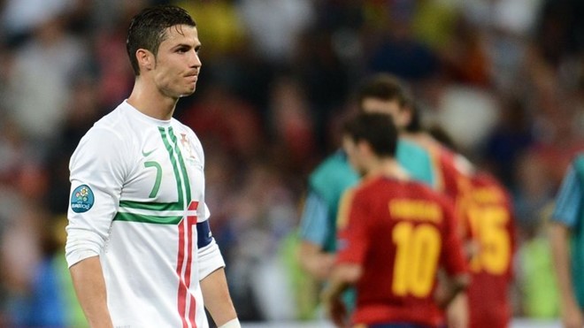 Ronaldo từng khóc rất nhiều tại EURO 2004. Định mệnh không dành cho anh ở các giải đấu của tuyển Bồ Đào Nha. Ảnh: Internet.