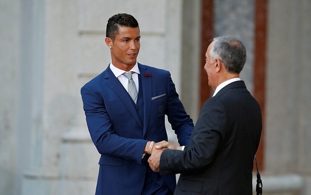 Ronaldo bắt tay cùng tổng thống nước mình trước ngày lên đường dự VCK EURO 2016. Ảnh: Internet.