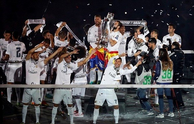 Trong đêm ăn mừng ở sân Bernabeu, Ronaldo đi tiên phong trong việc chỉ đạo các đồng đội thực hiện nhiều màn ăn mừng ngộ nghĩnh. Phải chăng, đó là dấu hiệu cho thấy Ronaldo muốn gắn bó lâu dài với Real và mở lời với HLV Zinedine Zidane trong việc trao cho 
