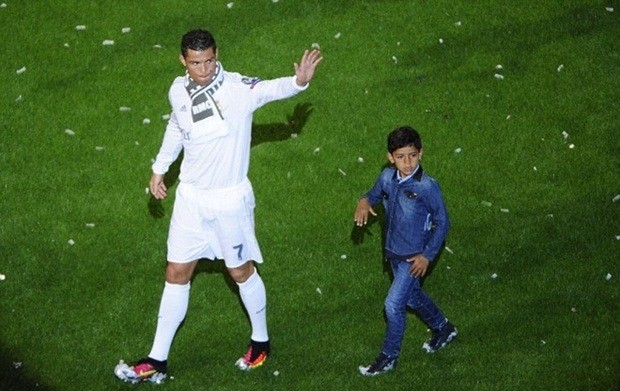 Trong hình, Ronaldo và cậu con trai vẫy chào người hâm mộ. Đó không phải một lời tạm biệt, vì nhiều khả năng số 7 sẽ tiếp tục gắn bó với Real. Cầu thủ này hồi tuần rồi cho rằng đội nhà đã có 