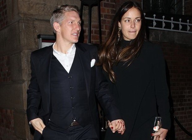 Schweinsteiger thoải mái tiếp Ivanovic ở khách sạn. Ảnh: Internet.