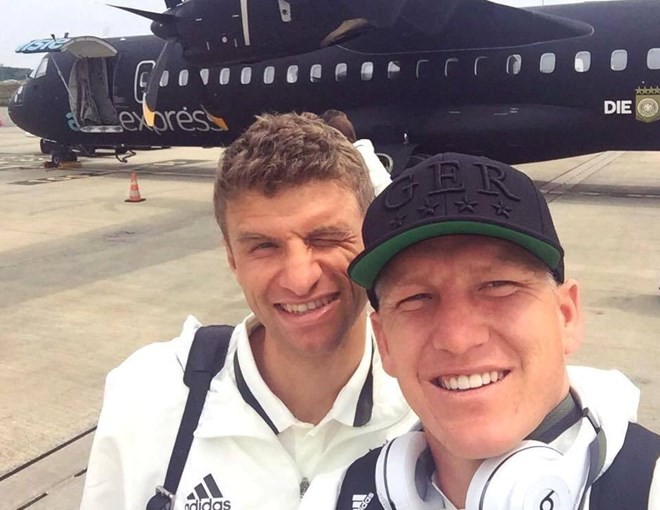 Mueller và Schweinsteiger cùng tuyển Đức đến Lille để chuẩn bị cho trận gặp Bắc ireland. Ảnh: Internet.