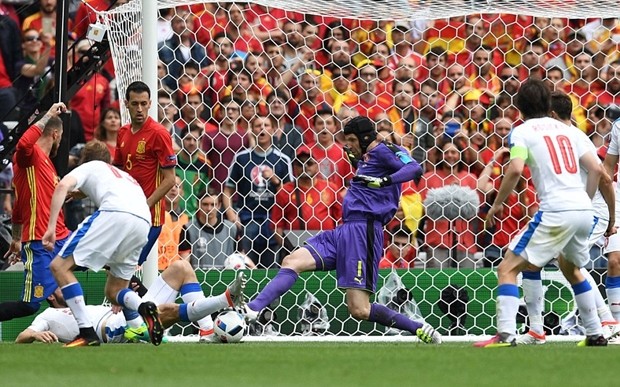 Nhưng trong một ngày thi đấu thăng hoa, thủ thành Petr Cech đã hóa giải hầu hết các tình huống nguy hiểm. Ảnh: Internet.
