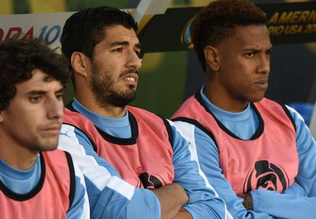Suarez chán chường vì không thể vào sân. Ảnh: Internet.
