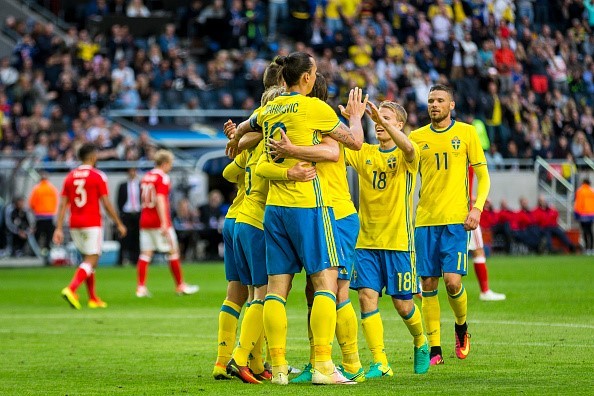 Thủ quân Ibrahimovic ăn mừng bàn thắng cùng đồng đội. Ảnh: Internet.