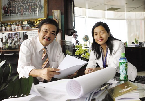 Ông Trần Quí Thanh và cô con gái Trần Uyên Phương (cũng là Phó giám đốc của Tân Hiệp Phát).