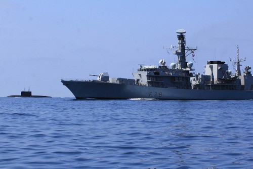 Khu trục hạm HMS Kent giám sát tàu ngầm Nga ở hải phận Anh. Ảnh: Internet.