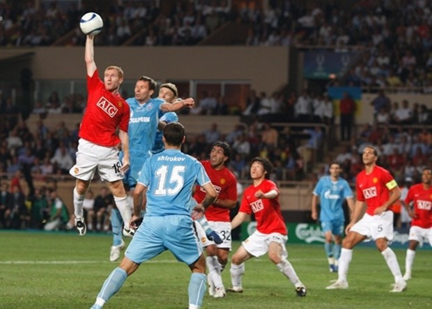 Lão tướng của Manchester United, Paul Scholes có một pha chơi bóng chuyền đẳng cấp trong trận tranh Siêu Cúp châu Âu năm 2008. Phút 90, từ pha tạt bóng của đồng đội, tay phải Scholes đã đưa cao hơn tất cả để hất bóng vào góc xa khung thành của thủ môn Malafeev. Không may mắn như Maradona hay Messi, bàn thắng của Paul Scholes không được trọng tài công nhận, sau đó anh phải nhận thẻ đỏ (thẻ vàng thứ 2) vì lỗi cố ý dùng tay chơi bóng. Ảnh: Internet.