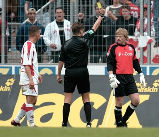 Trước khi giã từ sự nghiệp bóng đá đỉnh cao, Oliver Kahn từng thổ lộ khát khao cháy bỏng, đó là ghi được bàn thắng. Anh từng có một pha bóng để đời, khi bật cao, dùng cả hai tay đấm bóng vào lưới đối phương. Tuy nhiên, bàn thắng đó không qua được mắt trọng tài và sau đó Oliver Kahn phải nhận thẻ đỏ rời sân. Ảnh: Internet.