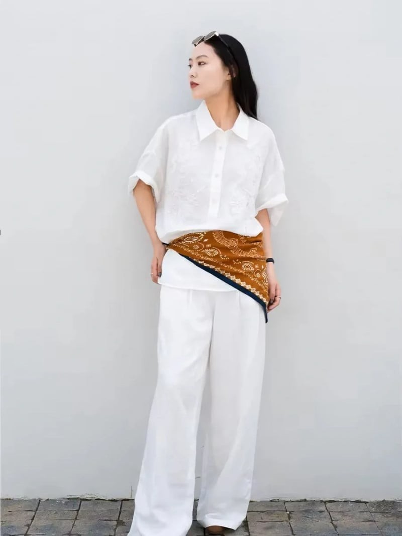 Chỉ với một thao tác đơn giản, món phụ kiện nhỏ này có thể làm mới hoàn toàn diện mạo, mang lại cảm giác chỉn chu và có gu hơn cho người mặc.