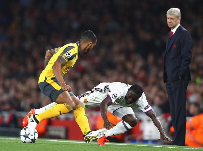 Theo-Walcott-hoi-sinh-mot